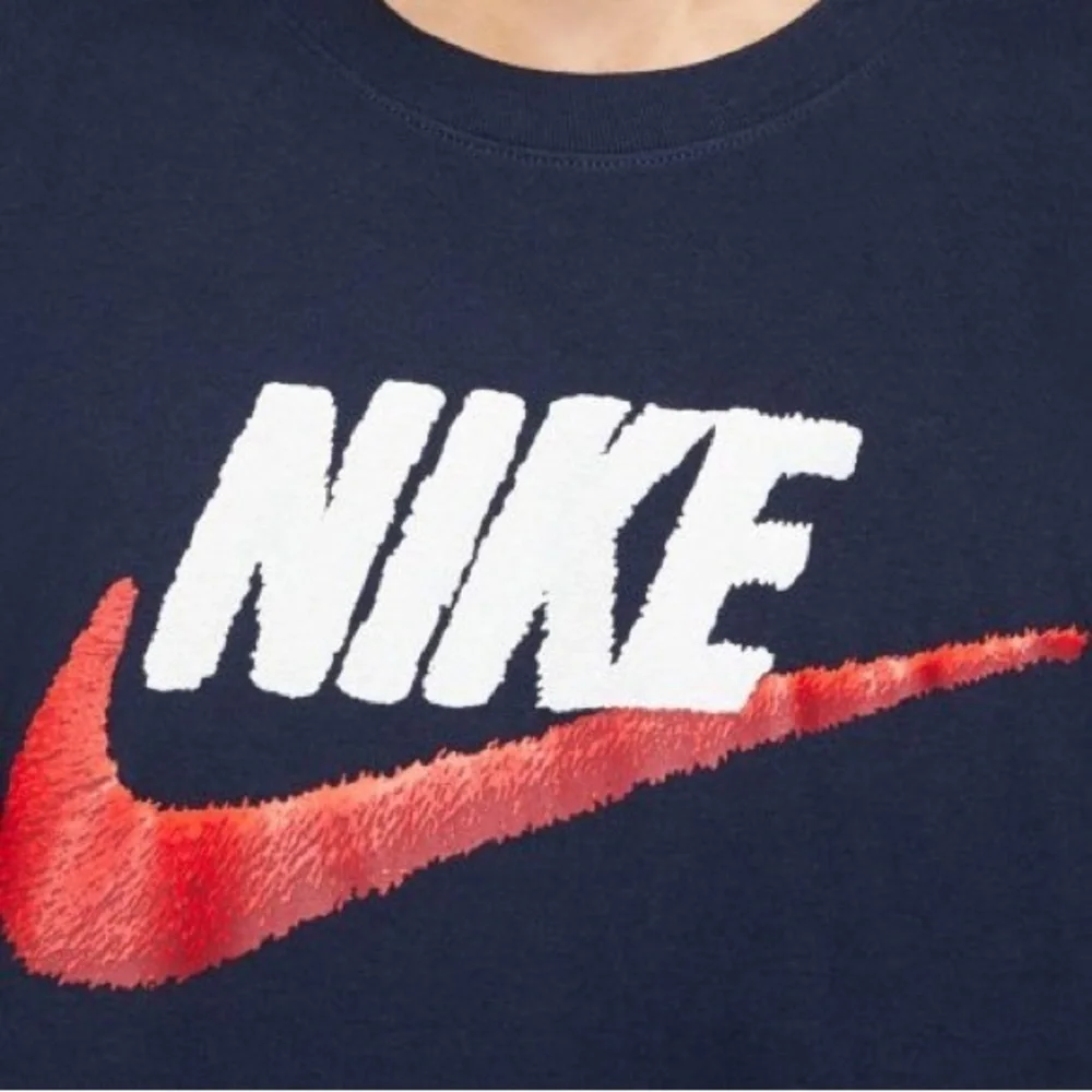 ❤️ NIKE Graphic Tshirt Size M